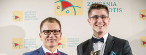 Sebastian Szyper i dr Mariusz Baumgart otrzymali Honorową Nagrodę Zaufania „Złoty OTIS 2017” dla Stowarzyszenia „Udarowcy – Liczy się wsparcie”.